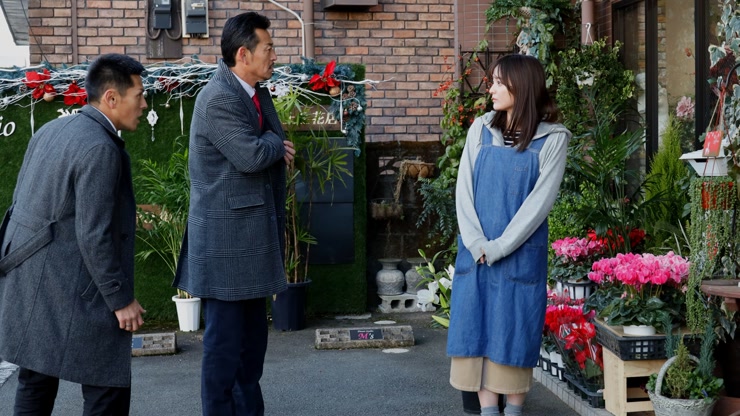 劇場版 山崎一門 山崎一門が花店の女性へ話を聞く場面