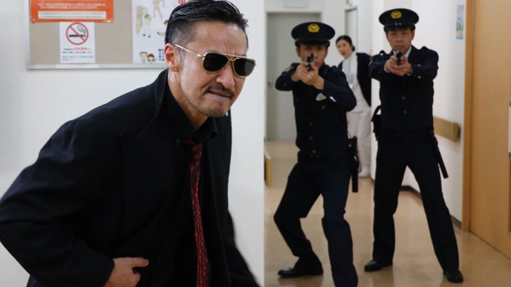劇場版 山崎一門 病院内で警察官が男へ銃を向ける場面
