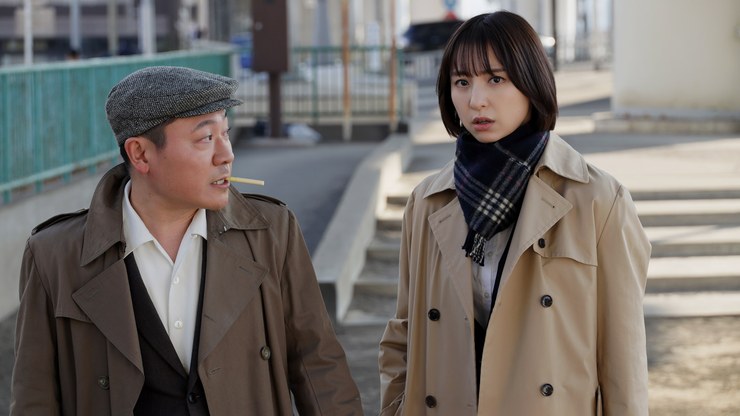 日本統一 東京編 鳥居杏（右・篠田麻里子）と男性刑事（左）