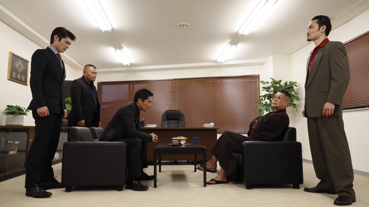 真崎組の事務所で向き合う人々